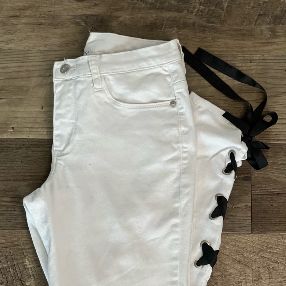 VENUS | White Jeans with Black Ties